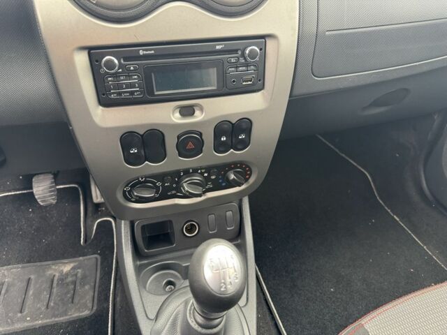 Зеленый Дачия Duster, объемом двигателя 1.5 л и пробегом 195 тыс. км за 10300 $, фото 4 на Automoto.ua