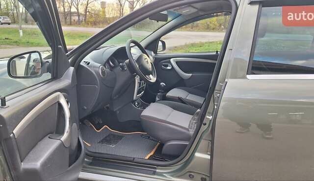 Дачия Duster 2013 в Новоархангельске на Automoto.ua Зеленый Дачия Duster, объемом двигателя 1.5 л и пробегом 198 тыс. км за 10500 $, фото 11 на Automoto.ua