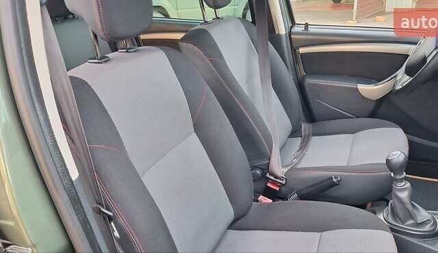 Дачия Duster 2013 в Новоархангельске на Automoto.ua Зеленый Дачия Duster, объемом двигателя 1.5 л и пробегом 198 тыс. км за 10500 $, фото 80 на Automoto.ua