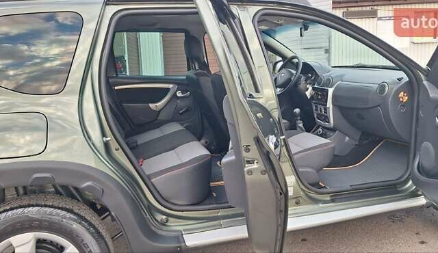 Дачия Duster 2013 в Новоархангельске на Automoto.ua Зеленый Дачия Duster, объемом двигателя 1.5 л и пробегом 198 тыс. км за 10500 $, фото 14 на Automoto.ua