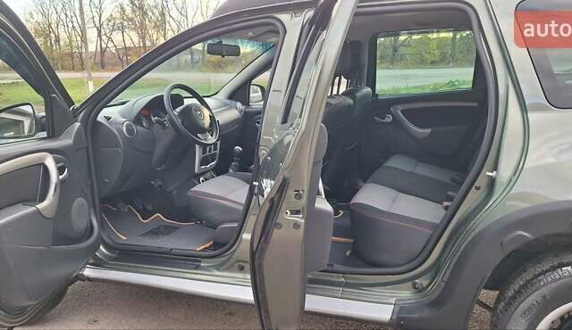 Дачия Duster 2013 в Новоархангельске на Automoto.ua Зеленый Дачия Duster, объемом двигателя 1.5 л и пробегом 198 тыс. км за 10500 $, фото 12 на Automoto.ua