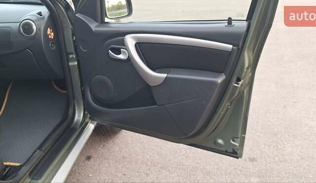 Дачия Duster 2013 в Новоархангельске на Automoto.ua Зеленый Дачия Duster, объемом двигателя 1.5 л и пробегом 198 тыс. км за 10500 $, фото 60 на Automoto.ua