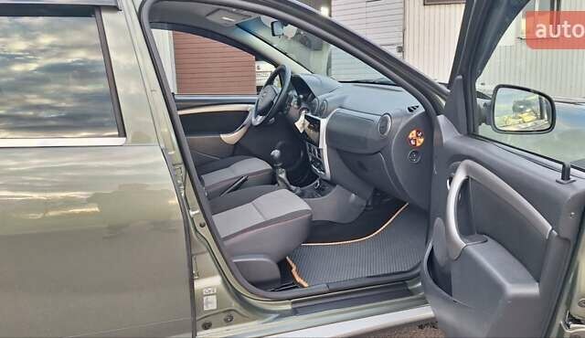 Дачия Duster 2013 в Новоархангельске на Automoto.ua Зеленый Дачия Duster, объемом двигателя 1.5 л и пробегом 198 тыс. км за 10500 $, фото 9 на Automoto.ua