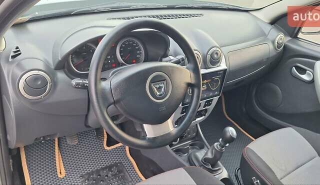 Дачия Duster 2013 в Новоархангельске на Automoto.ua Зеленый Дачия Duster, объемом двигателя 1.5 л и пробегом 198 тыс. км за 10500 $, фото 48 на Automoto.ua