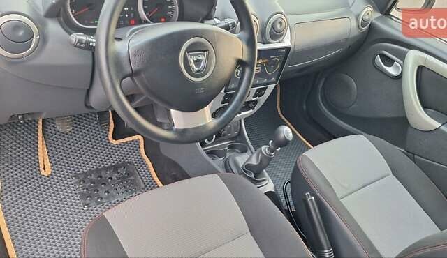 Дачия Duster 2013 в Новоархангельске на Automoto.ua Зеленый Дачия Duster, объемом двигателя 1.5 л и пробегом 198 тыс. км за 10500 $, фото 40 на Automoto.ua