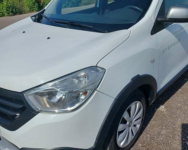 Белый Дачия Lodgy Stepway, объемом двигателя 1.2 л и пробегом 153 тыс. км за 9300 $, фото 4 на Automoto.ua