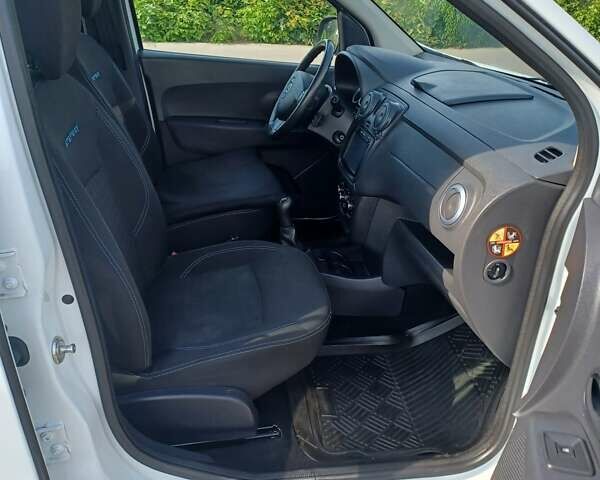 Белый Дачия Lodgy Stepway, объемом двигателя 1.2 л и пробегом 153 тыс. км за 9300 $, фото 24 на Automoto.ua