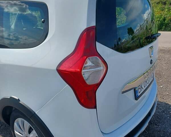 Белый Дачия Lodgy Stepway, объемом двигателя 1.2 л и пробегом 153 тыс. км за 9300 $, фото 15 на Automoto.ua