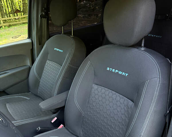 Черный Дачия Lodgy Stepway, объемом двигателя 1.2 л и пробегом 183 тыс. км за 8699 $, фото 9 на Automoto.ua