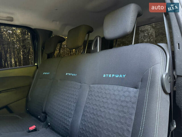 Черный Дачия Lodgy Stepway, объемом двигателя 1.2 л и пробегом 183 тыс. км за 9850 $, фото 58 на Automoto.ua
