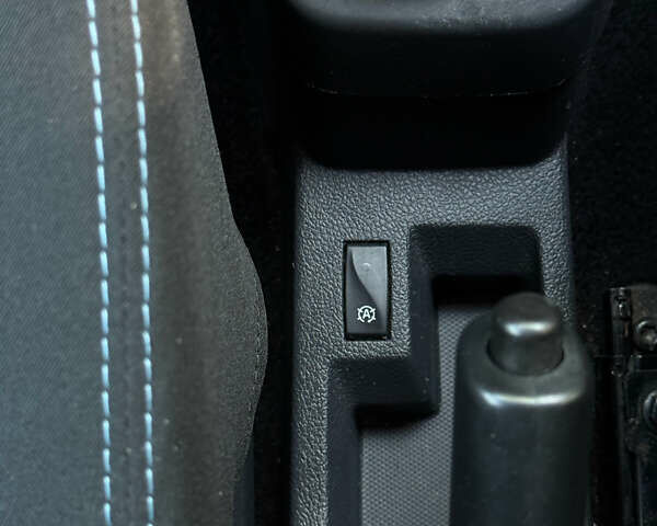 Черный Дачия Lodgy Stepway, объемом двигателя 1.2 л и пробегом 183 тыс. км за 8699 $, фото 69 на Automoto.ua