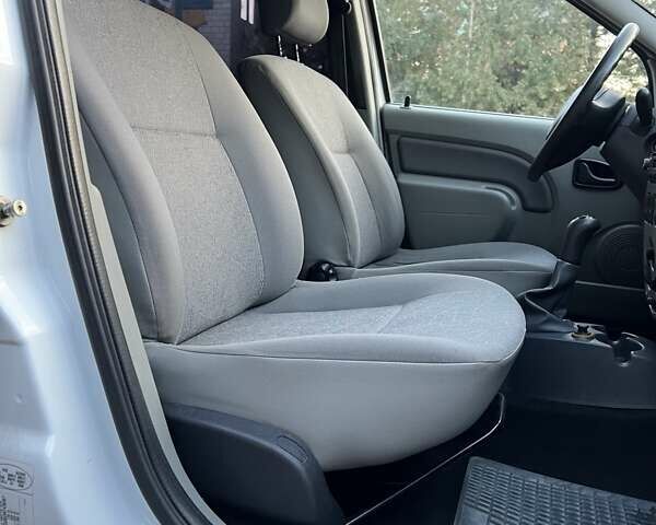 Белый Дачия Logan MCV, объемом двигателя 1.4 л и пробегом 175 тыс. км за 4950 $, фото 38 на Automoto.ua