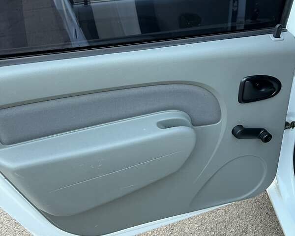 Белый Дачия Logan MCV, объемом двигателя 1.4 л и пробегом 175 тыс. км за 4950 $, фото 33 на Automoto.ua