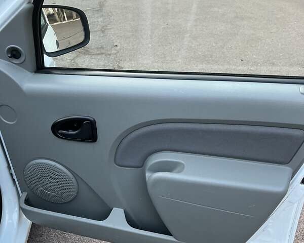 Белый Дачия Logan MCV, объемом двигателя 1.4 л и пробегом 175 тыс. км за 4950 $, фото 39 на Automoto.ua