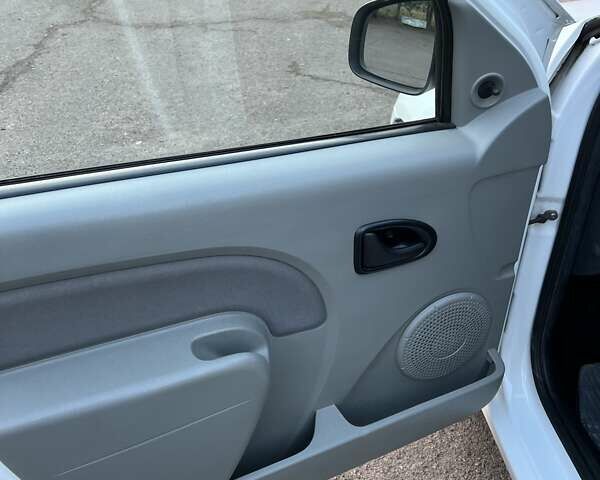 Белый Дачия Logan MCV, объемом двигателя 1.4 л и пробегом 175 тыс. км за 4950 $, фото 27 на Automoto.ua