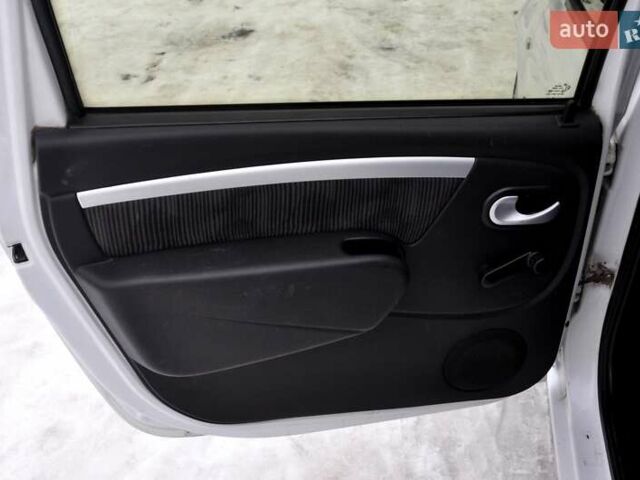 Білий Дачія Logan MCV, об'ємом двигуна 1.6 л та пробігом 238 тис. км за 4600 $, фото 17 на Automoto.ua