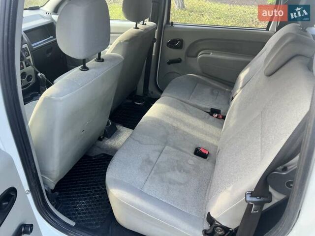 Белый Дачия Logan MCV, объемом двигателя 1.6 л и пробегом 231 тыс. км за 4950 $, фото 36 на Automoto.ua