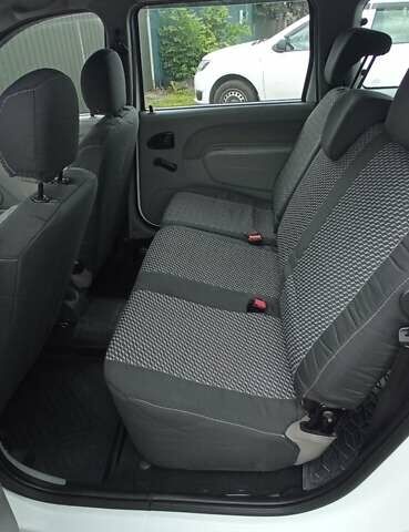 Белый Дачия Logan MCV, объемом двигателя 1.5 л и пробегом 280 тыс. км за 5650 $, фото 5 на Automoto.ua