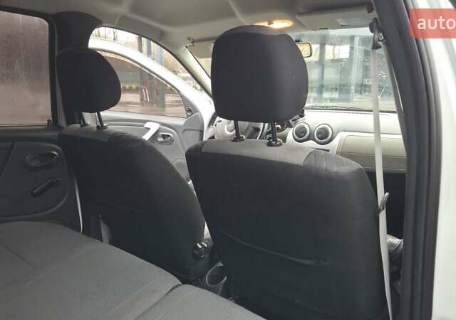 Белый Дачия Logan MCV, объемом двигателя 1.6 л и пробегом 182 тыс. км за 5900 $, фото 12 на Automoto.ua