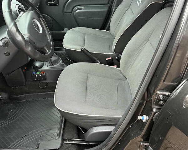 Черный Дачия Logan MCV, объемом двигателя 1.6 л и пробегом 197 тыс. км за 7250 $, фото 12 на Automoto.ua