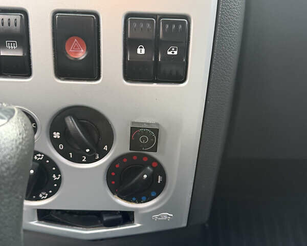 Черный Дачия Logan MCV, объемом двигателя 1.6 л и пробегом 197 тыс. км за 7250 $, фото 11 на Automoto.ua