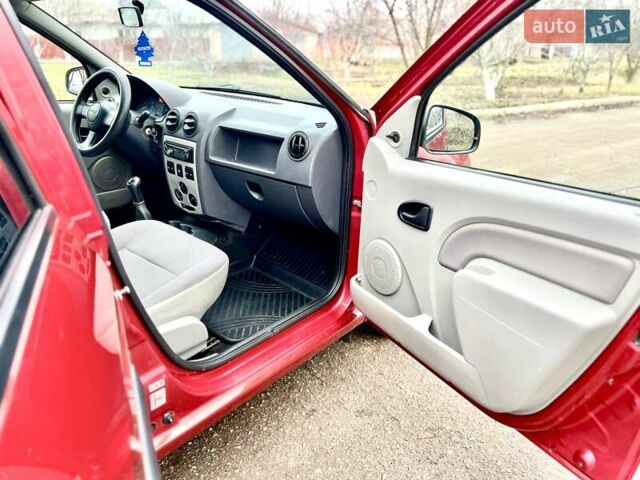 Красный Дачия Logan MCV, объемом двигателя 1.6 л и пробегом 175 тыс. км за 5200 $, фото 4 на Automoto.ua