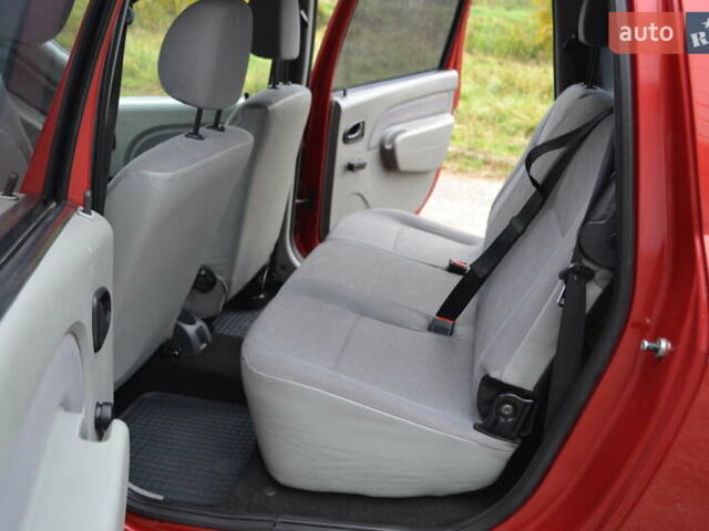 Красный Дачия Logan MCV, объемом двигателя 1.6 л и пробегом 192 тыс. км за 4900 $, фото 26 на Automoto.ua