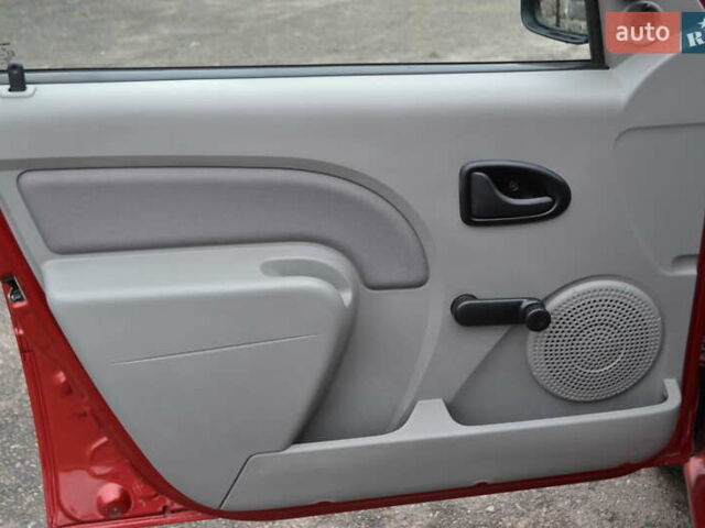 Красный Дачия Logan MCV, объемом двигателя 1.6 л и пробегом 192 тыс. км за 4900 $, фото 23 на Automoto.ua