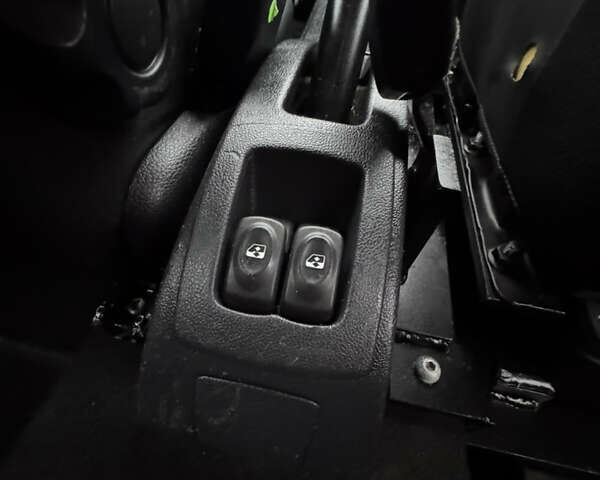 Червоний Дачія Logan MCV, об'ємом двигуна 1.6 л та пробігом 174 тис. км за 5999 $, фото 9 на Automoto.ua