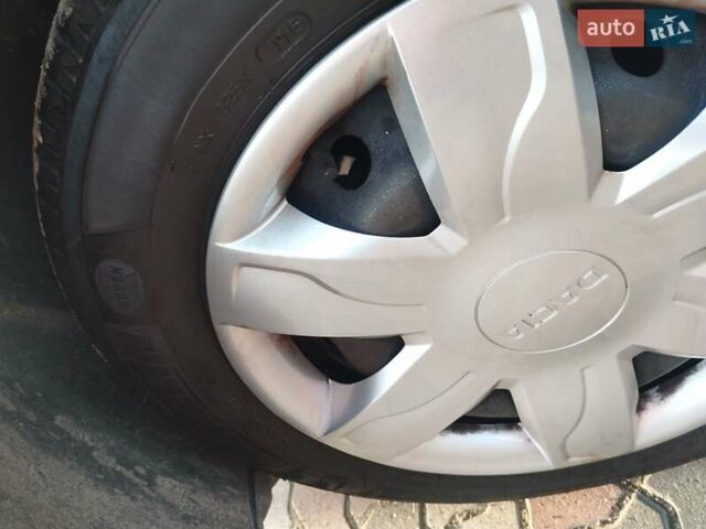 Красный Дачия Logan MCV, объемом двигателя 1.6 л и пробегом 131 тыс. км за 5300 $, фото 24 на Automoto.ua