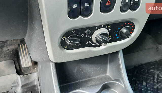 Красный Дачия Logan MCV, объемом двигателя 1.6 л и пробегом 178 тыс. км за 6650 $, фото 43 на Automoto.ua