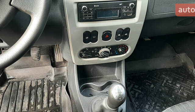 Красный Дачия Logan MCV, объемом двигателя 1.6 л и пробегом 178 тыс. км за 6650 $, фото 44 на Automoto.ua