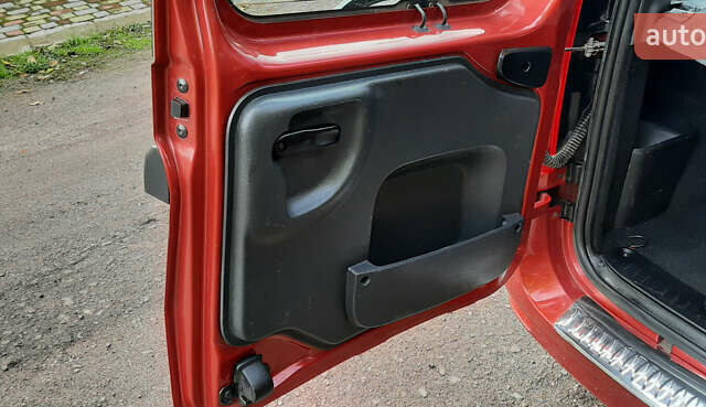 Красный Дачия Logan MCV, объемом двигателя 1.6 л и пробегом 178 тыс. км за 6650 $, фото 30 на Automoto.ua