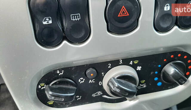 Красный Дачия Logan MCV, объемом двигателя 1.6 л и пробегом 178 тыс. км за 6650 $, фото 48 на Automoto.ua