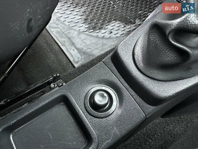 Красный Дачия Logan MCV, объемом двигателя 1.6 л и пробегом 120 тыс. км за 7300 $, фото 51 на Automoto.ua