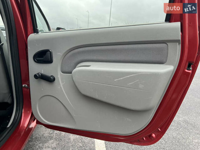 Красный Дачия Logan MCV, объемом двигателя 1.6 л и пробегом 161 тыс. км за 7200 $, фото 14 на Automoto.ua