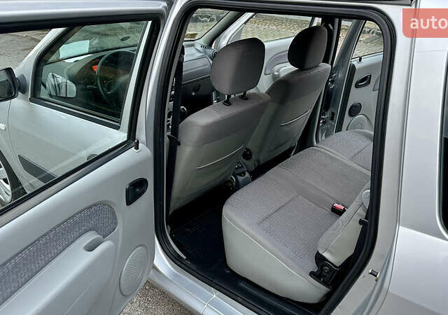 Сірий Дачія Logan MCV, об'ємом двигуна 1.6 л та пробігом 202 тис. км за 4400 $, фото 11 на Automoto.ua