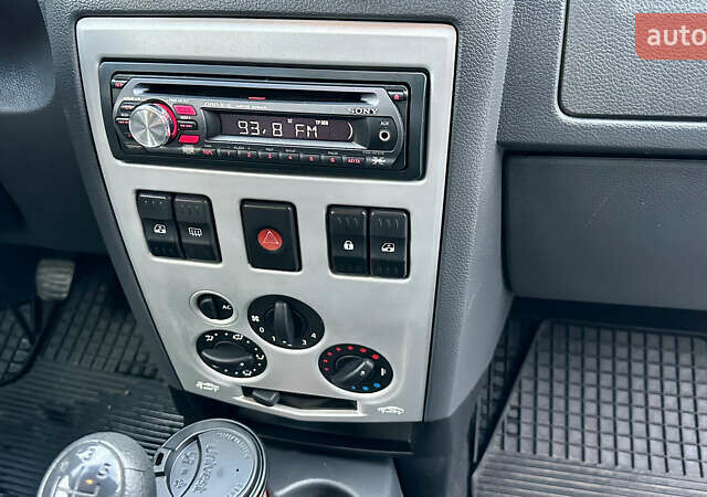 Сірий Дачія Logan MCV, об'ємом двигуна 1.6 л та пробігом 202 тис. км за 4400 $, фото 19 на Automoto.ua