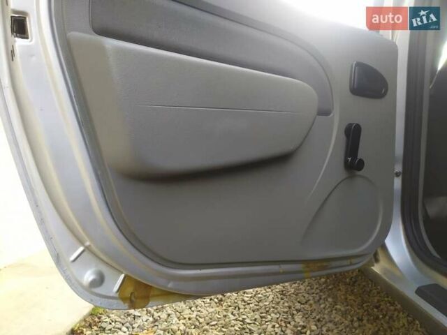 Сірий Дачія Logan MCV, об'ємом двигуна 1.6 л та пробігом 176 тис. км за 5000 $, фото 12 на Automoto.ua