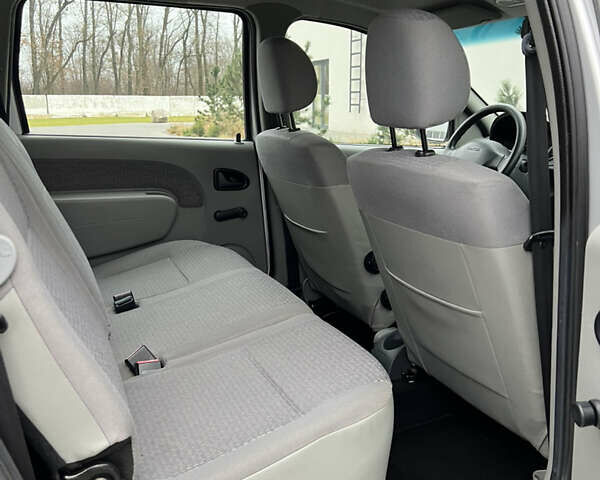 Серый Дачия Logan MCV, объемом двигателя 1.6 л и пробегом 245 тыс. км за 4999 $, фото 68 на Automoto.ua