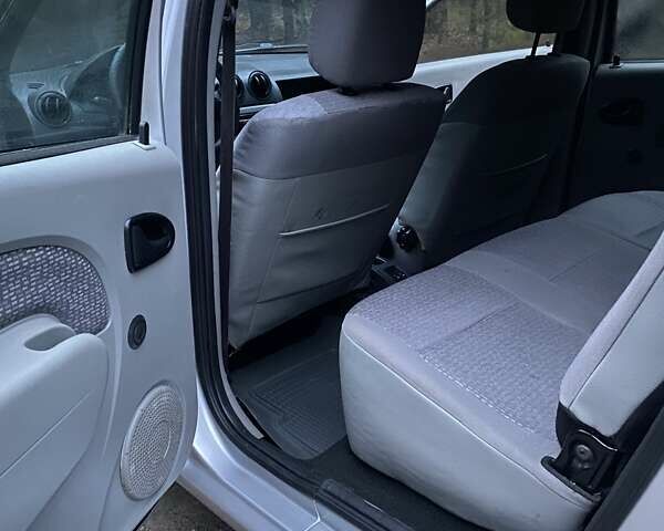 Серый Дачия Logan MCV, объемом двигателя 1.6 л и пробегом 196 тыс. км за 3900 $, фото 4 на Automoto.ua