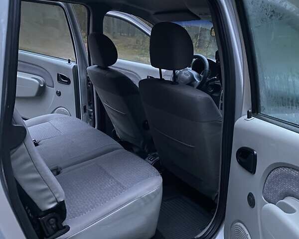 Серый Дачия Logan MCV, объемом двигателя 1.6 л и пробегом 196 тыс. км за 3900 $, фото 5 на Automoto.ua