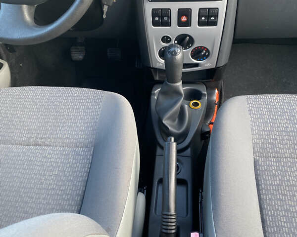 Серый Дачия Logan MCV, объемом двигателя 1.6 л и пробегом 206 тыс. км за 5300 $, фото 34 на Automoto.ua