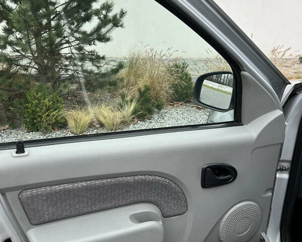 Серый Дачия Logan MCV, объемом двигателя 1.6 л и пробегом 245 тыс. км за 4999 $, фото 39 на Automoto.ua