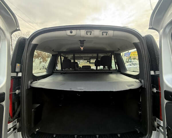 Сірий Дачія Logan MCV, об'ємом двигуна 1.6 л та пробігом 113 тис. км за 7200 $, фото 9 на Automoto.ua