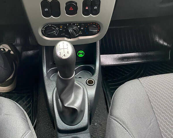 Серый Дачия Logan MCV, объемом двигателя 1.5 л и пробегом 192 тыс. км за 6500 $, фото 32 на Automoto.ua