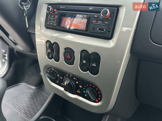 Серый Дачия Logan MCV, объемом двигателя 1.6 л и пробегом 138 тыс. км за 6999 $, фото 61 на Automoto.ua