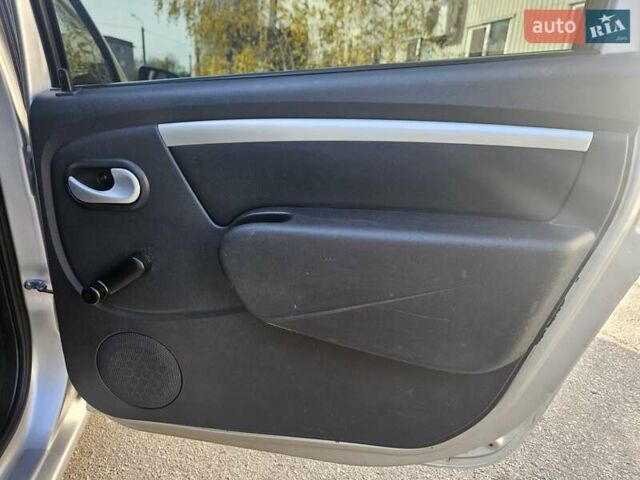 Серый Дачия Logan MCV, объемом двигателя 1.6 л и пробегом 196 тыс. км за 5850 $, фото 43 на Automoto.ua