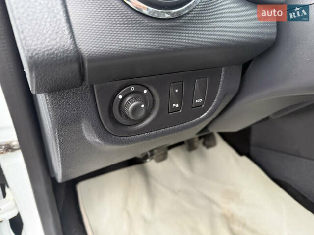 Дачия Sandero StepWay 2015 в Нововолынск на Automoto.ua Белый Дачия Sandero StepWay, объемом двигателя 0.9 л и пробегом 190 тыс. км за 6800 $, фото 12 на Automoto.ua