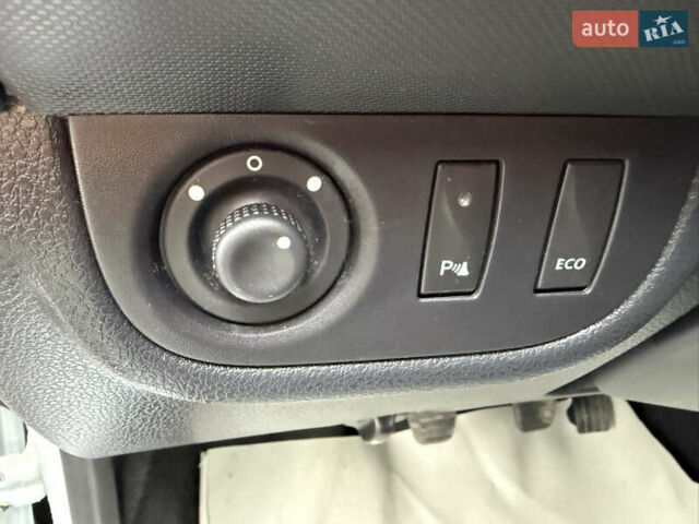 Дачия Sandero StepWay 2015 в Нововолынск на Automoto.ua Белый Дачия Sandero StepWay, объемом двигателя 0.9 л и пробегом 190 тыс. км за 6800 $, фото 17 на Automoto.ua